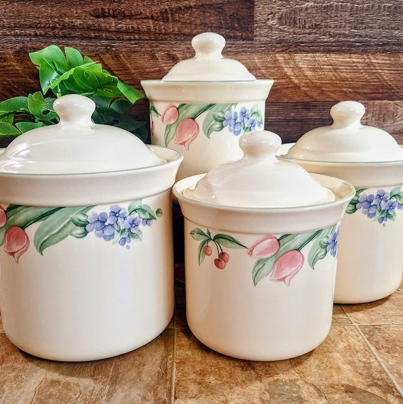 Ceramic / Pyrex Vintage Dinnerware / Crocks / Canisters