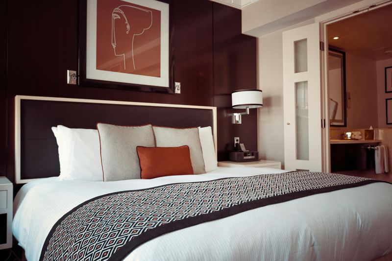 Clutter-Free Surfaces Create Calm