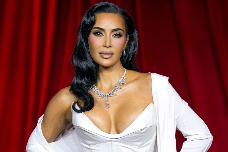 Kim Kardashian — 5'2