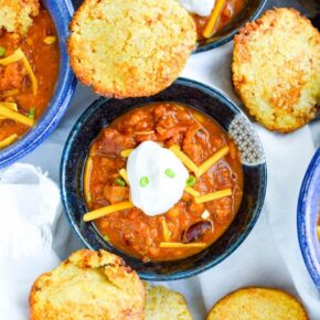 Cornbread muffins and chili