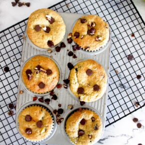 Breakfast muffins with bananas and chocolate chips