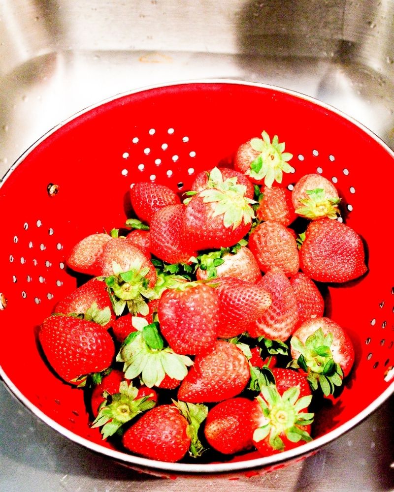Rinsing strawberries