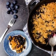 Blueberrie topped with a crumble in a cast iron skillet