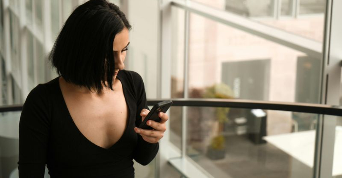 9 Unhealthy Social Media Patterns That Mess With Your Self-Esteem