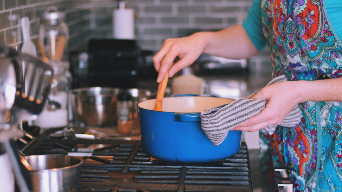 8 Dutch Ovens That Home Cooks Rely on Daily