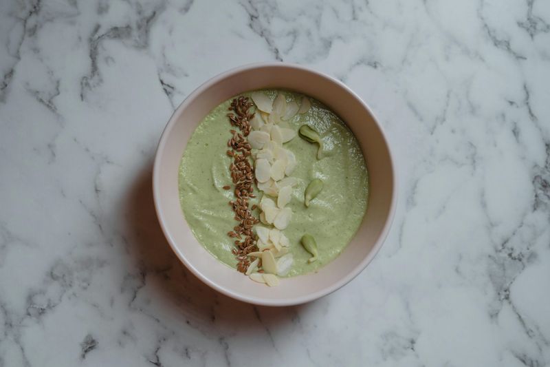 Cool Refreshment: Spinach & Flaxseed Smoothie Bowl