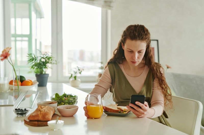 Digital Detox Breaks the Stimulus Loop
