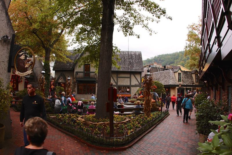 Gatlinburg, Tennessee: Gateway to Smoky Mountain Magic