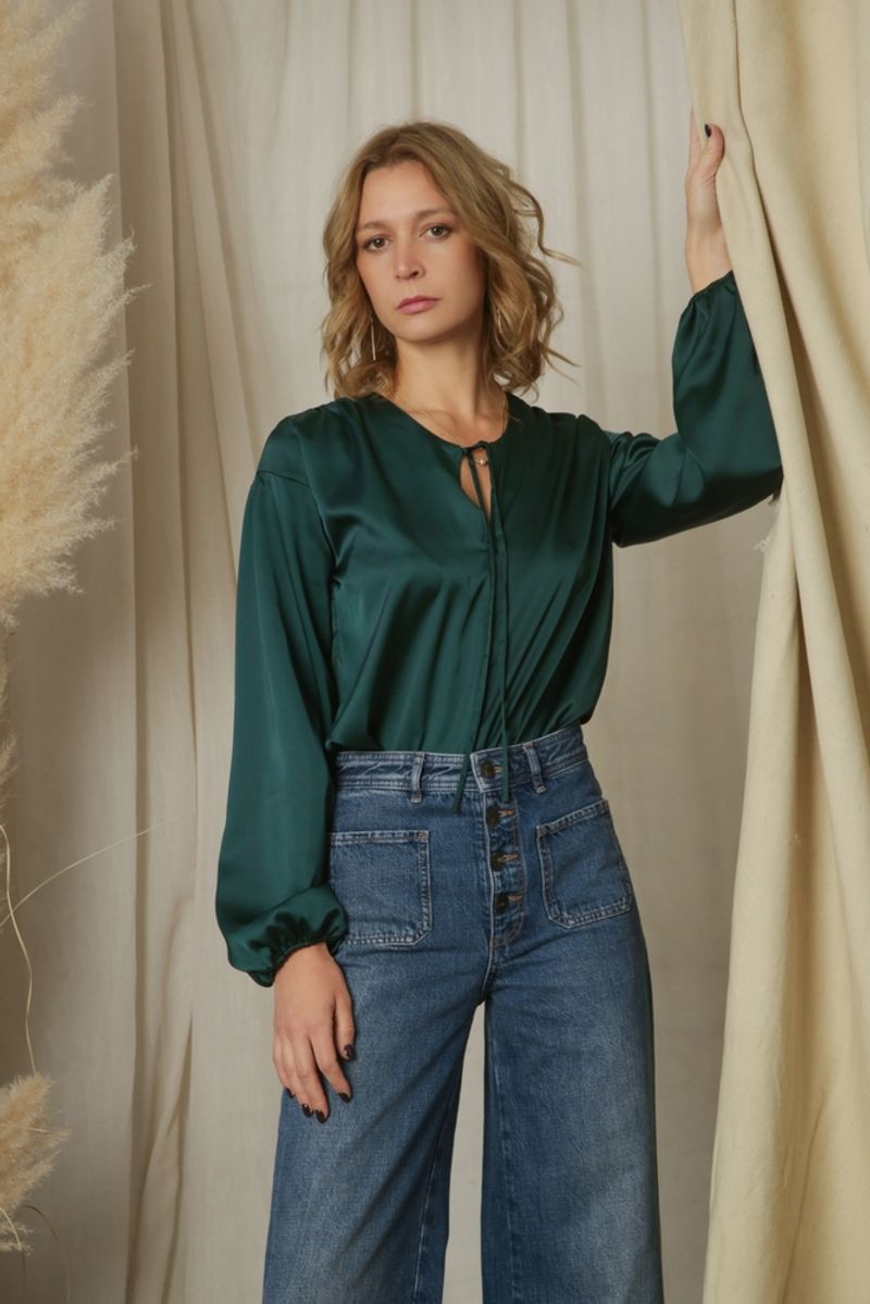 High-Waist Jeans + Silk Blouse – Inspired by Jennifer Aniston