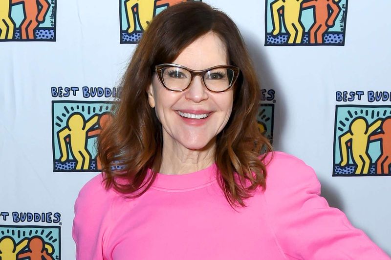 Lisa Loeb: The Indie-Pop Pioneer