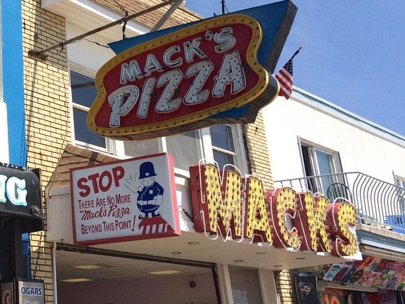 Mack's Pizza