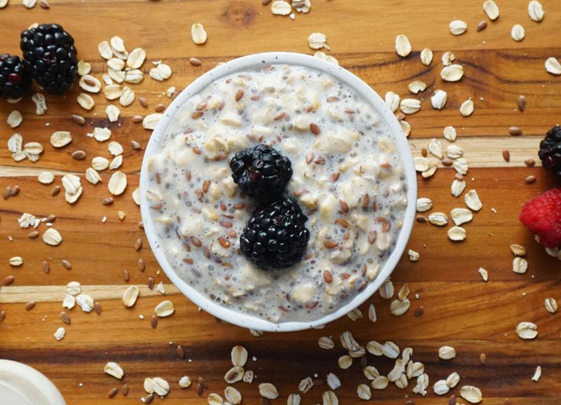 Morning Power: Overnight Oats with Chia Seeds & Berries