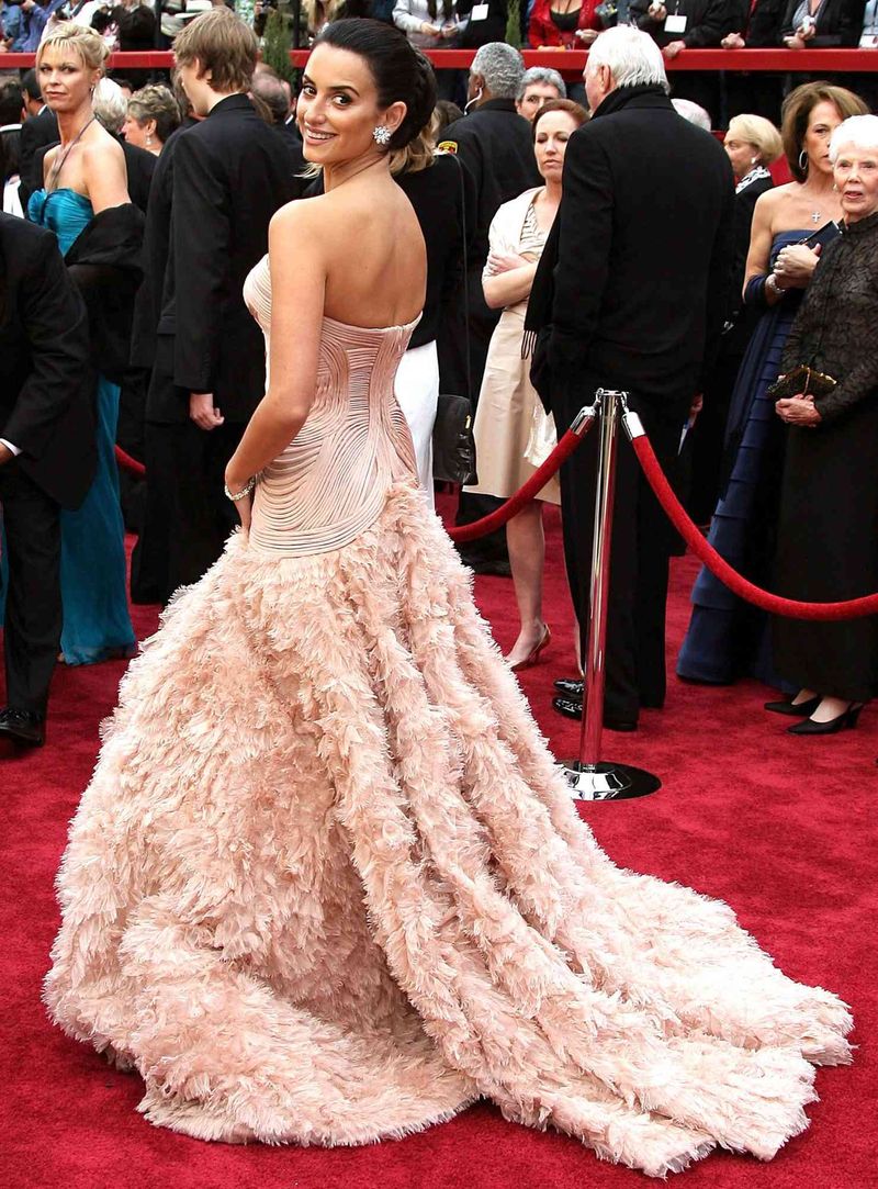 Penélope Cruz's Pink Feathered Versace Dress (2007 Oscars)