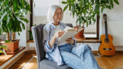 10 Effortless Ways to Wear Jeans After 60 With Grace and Confidence
