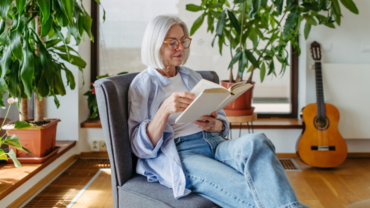 10 Effortless Ways to Wear Jeans After 60 With Grace and Confidence