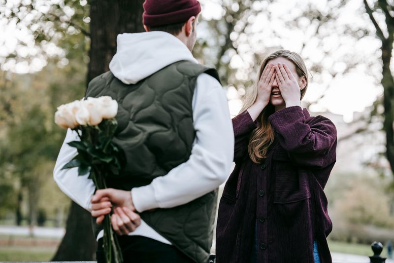 Public Proposals or Love Declarations in Front of Crowds