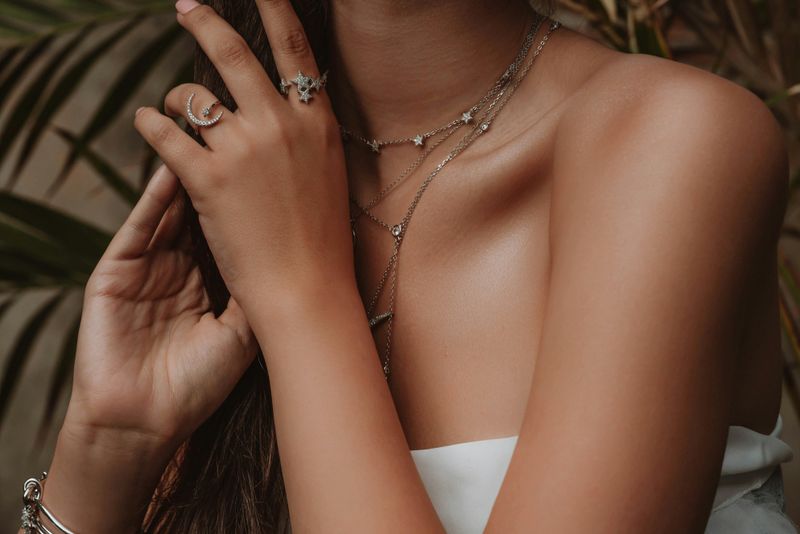Use Finely-Tuned Accessories Like Delicate Jewellery and Structured Bags