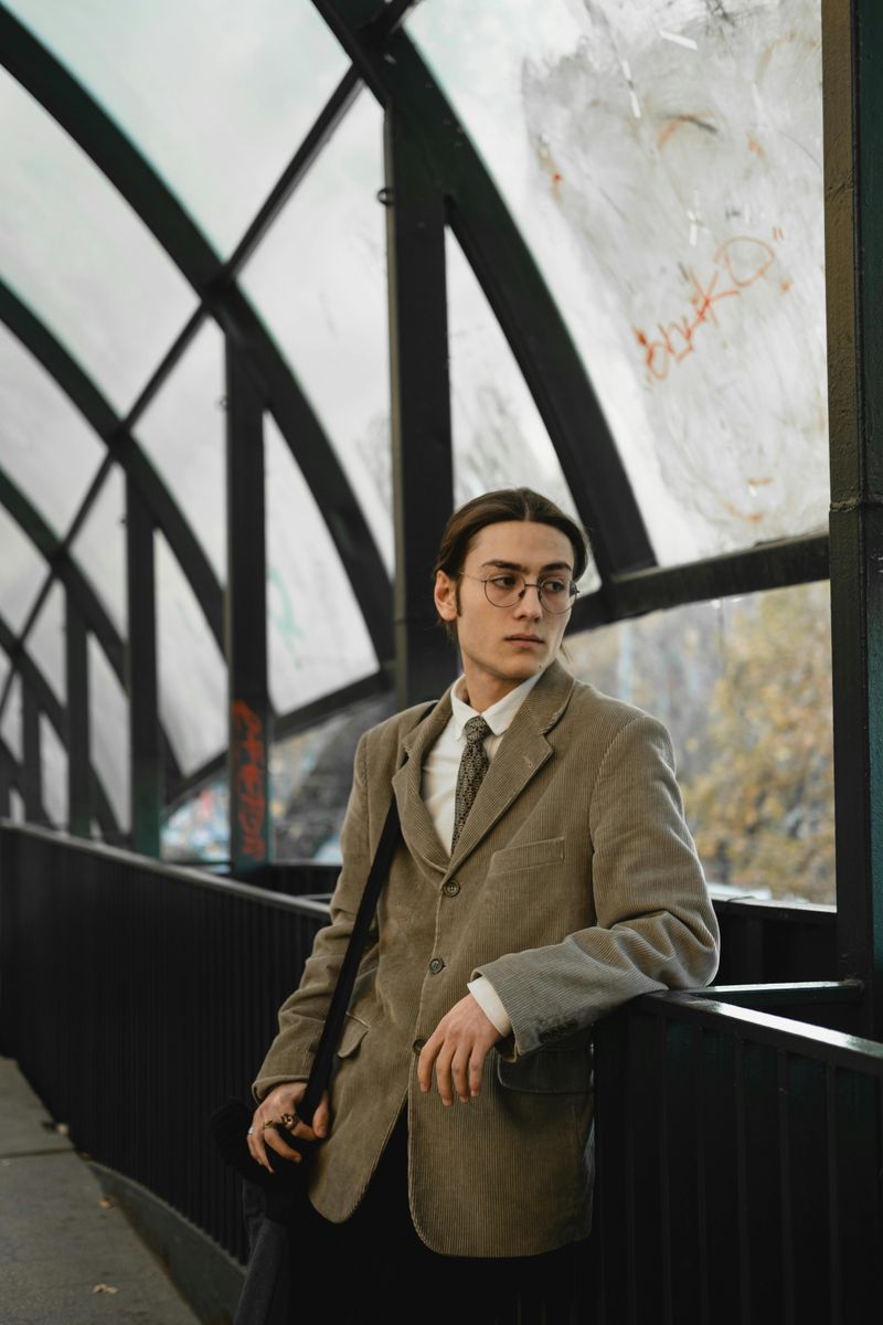 Confidence Is Quiet — Narcissism Needs an Audience