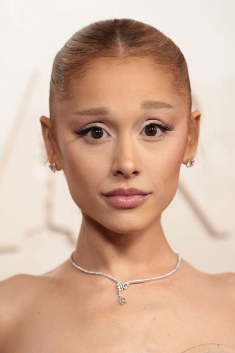 Ariana Grande (5'0