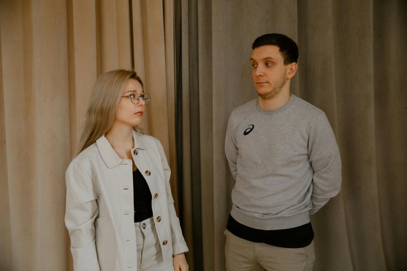 Lack of Eye Contact or Distracted Body Language