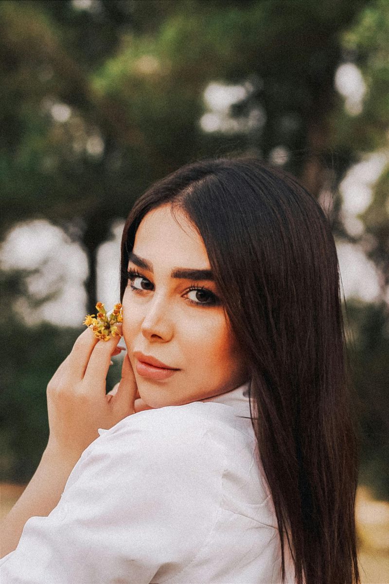 The Playful Shoulder Glance