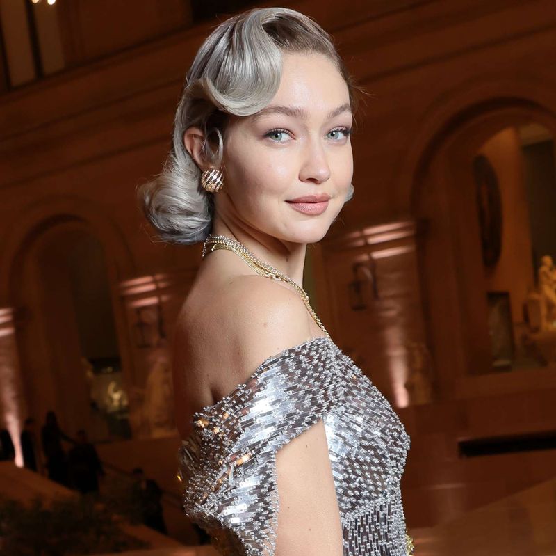Gigi Hadid – Cropped Jaw-Length Bob
