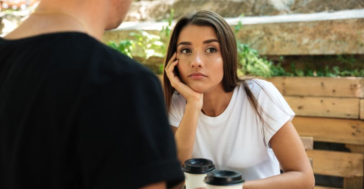 11 Nonverbal Signs a Woman Is Losing Interest