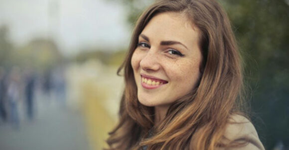 11 Subtle Signs a Woman Feels Genuinely Comfortable Around You