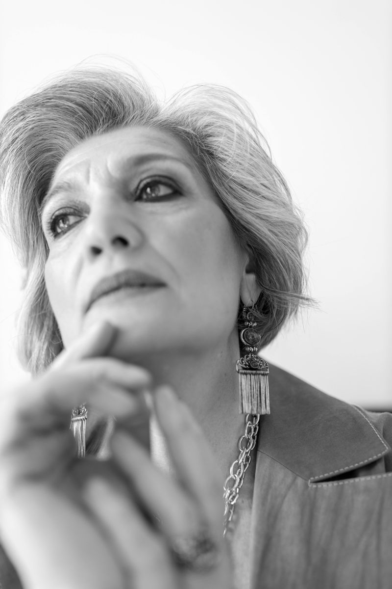 Applying Dark, Harsh Eyeliner