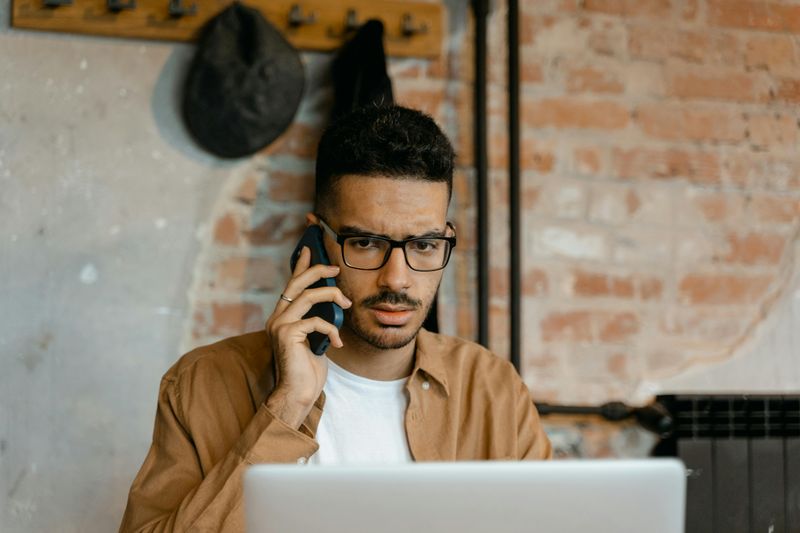 He Forgets the Thread of the Conversation