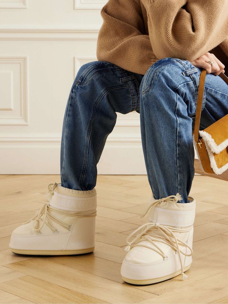 Lace-Up Snow Boots (Bulky Moon-Boot Style)