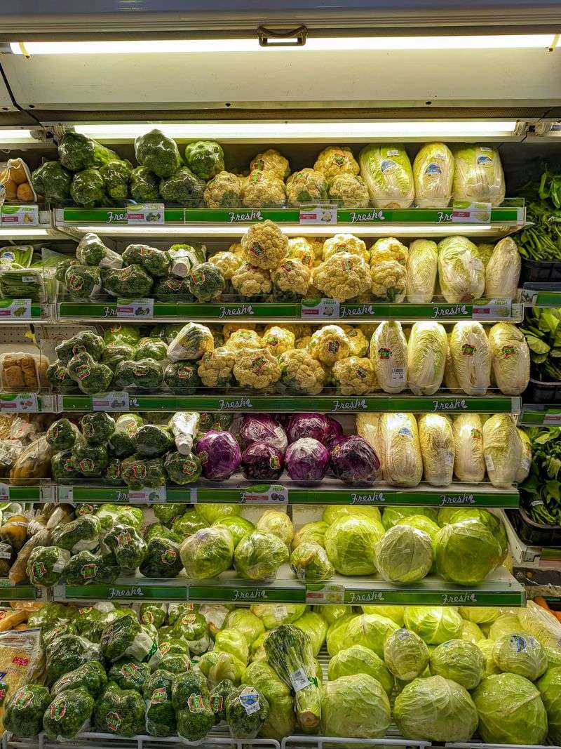 Leafy Greens (spinach, kale) – Packed with vitamins A, C, K, and folate for cellular health and bone strength