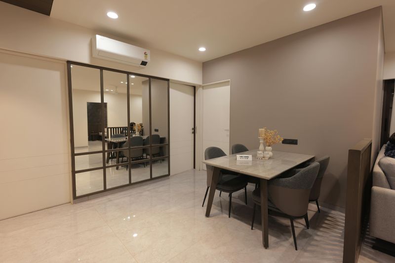 Floor-to-Ceiling Mirrored Walls