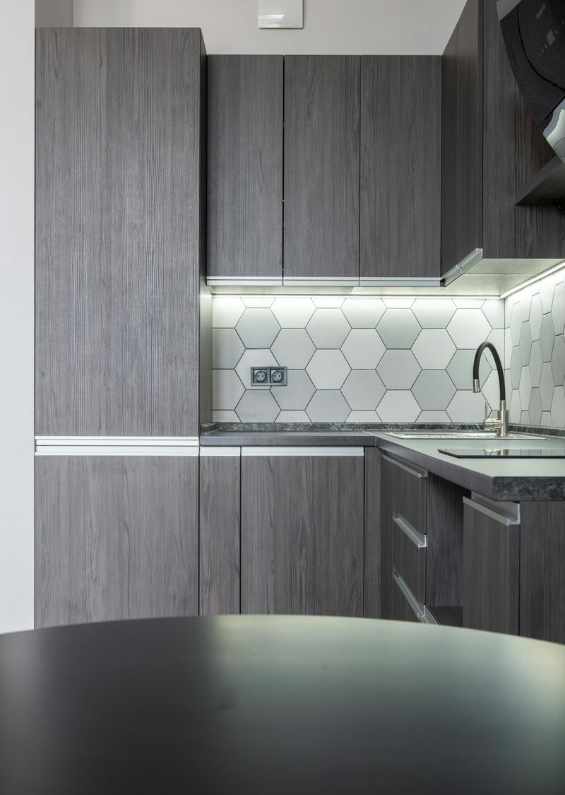 Minimalist, Handle-Less Cabinets