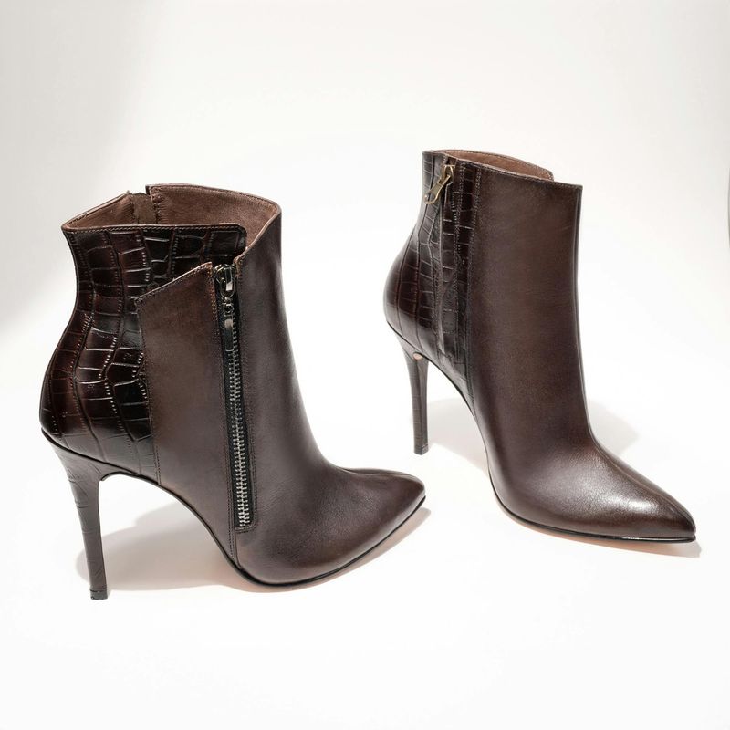 Pointed-Toe Heeled Boots