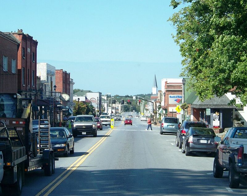Abingdon, Virginia — Regional Theater Hub & Blue Ridge Access