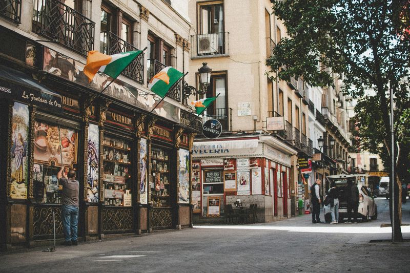 Dynamic Neighbourhoods With Completely Different Personalities