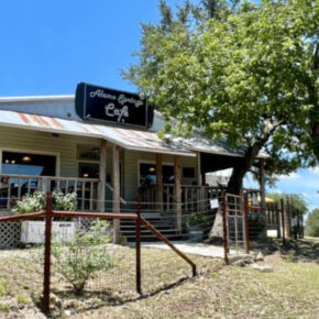 This Tiny Restaurant in Texas Quietly Became a Global Burger Legend