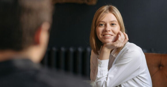 9 Quiet Signals a Woman Gives When She Likes You but Plays It Cool