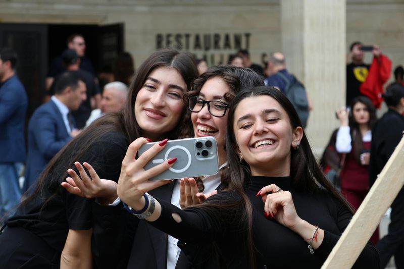 Group Photos That Require Forty Attempts for One Good Shot