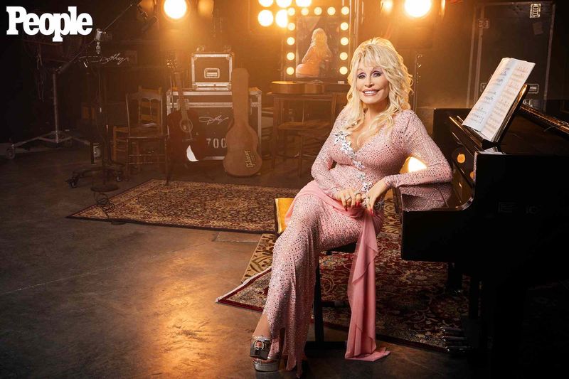 Dolly Parton (5'0