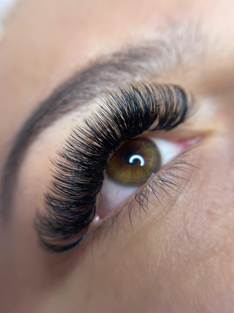 Super-Thick or Spider-Like False Eyelashes