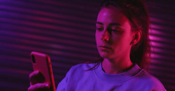 People Who Never Post on Social Media but Watch Everything Tend to Share These 12 Traits