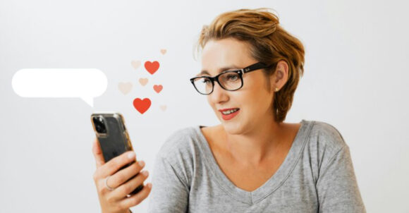 11 Texting Habits That Spark Real Attraction