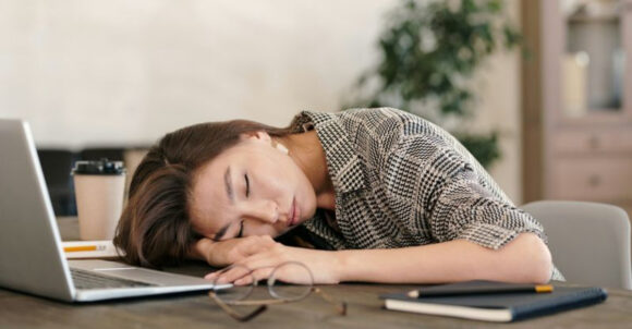 11 Ways People Act When They’re Quietly Falling Apart Inside