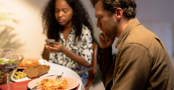 15 Unspoken Signs a Husband Is No Longer Emotionally Invested