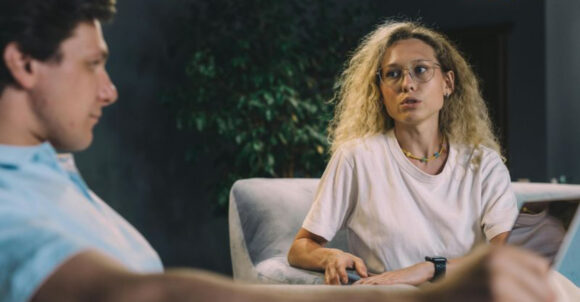 8 Hidden Signs Someone Doesn’t Like You—But Keeps It to Themselves