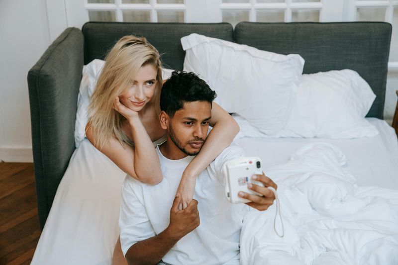 Distorted Expectations From Social Media
