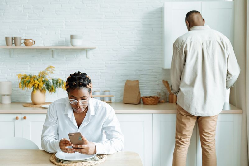 Poor Communication Habits That Push People Away