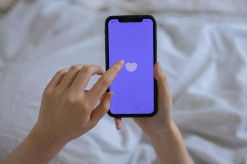 Using Dating Apps While in a Relationship